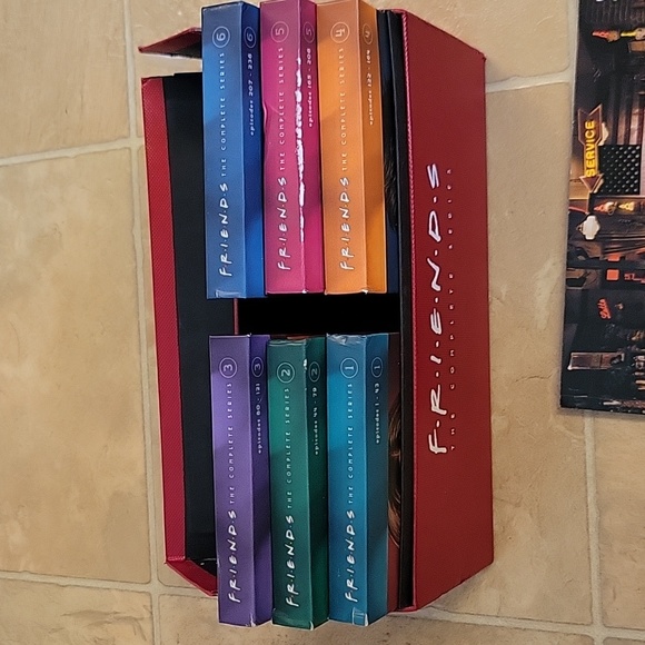 Friends “The Complete Series” 40 DVD Box Set with 60 Page Collectors Booklet - Picture 3 of 3